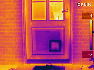 Hier ist noch einmal die Katzenklappe von aussen aufgenommen worden. Gut sichtbar sind die Temperaturunterschiede zur restlichen Tür.